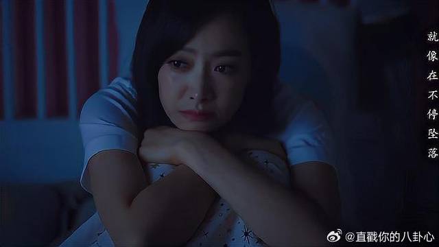 宋茜失恋难过，回忆都是恋爱的甜蜜瞬间，在床上默默流泪