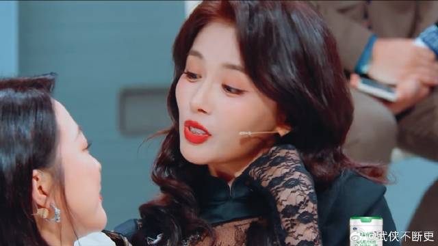 刘涛调戏郝蕾，不料却反被撩，俩人转椅亲热直接震撼全场！