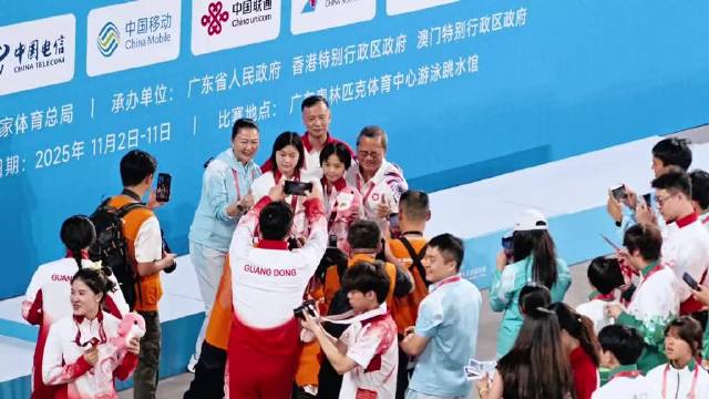 全红婵获赠公仔展露开心笑容