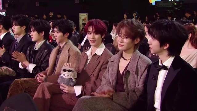 张真源你在干嘛，小手忍不住伸向贺峻霖，笑死我了丨星光大赏