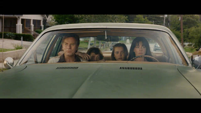 安妮·海瑟薇新片《逃出绝命街》曝预告，8月14日北美上映