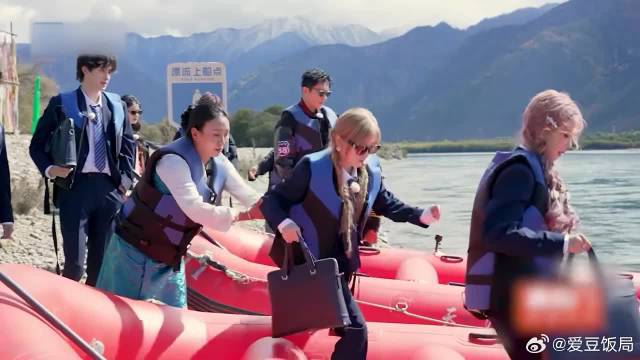 敖瑞鹏的大长腿太无敌！白鹿看到满眼羡慕：这大长腿爱了