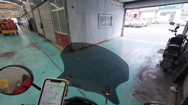 视频车谨慎行驶仍遇险