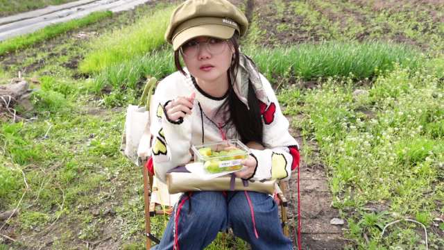 给小猫咪准备的粮差点被路过的狗狗偷吃！