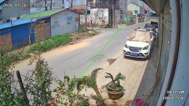 河南男子跳车避险躲过货车撞击