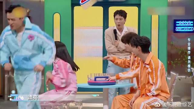 高圆圆太紧张，拿盾打在胡歌脸上，笑疯了