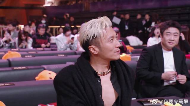 乔杉斜眼谢霆锋名场面！被网友洗成三蹦子跟法拉利同框，笑疯了！