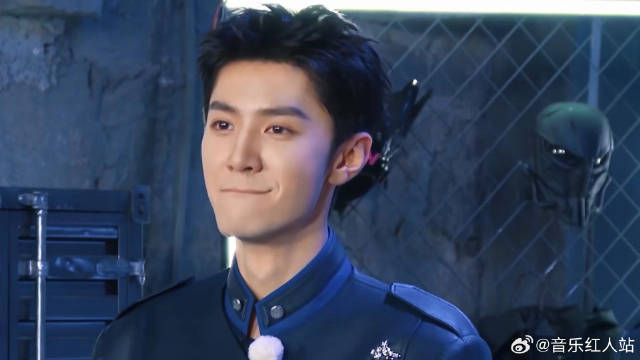 跑男爆改餐厅 小范服务员为你服务，上班不穿工服