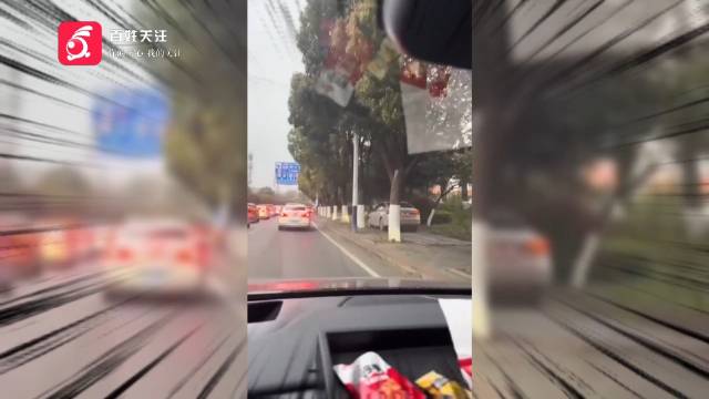 轿车遇堵车竟开上人行道！交警：查实违法行为后依法处理