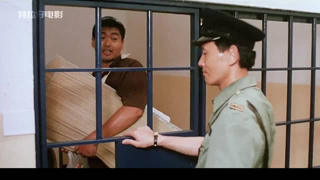 发哥再度入狱神情淡定，新监狱长竟是熟人，离场后他笑意藏不住！