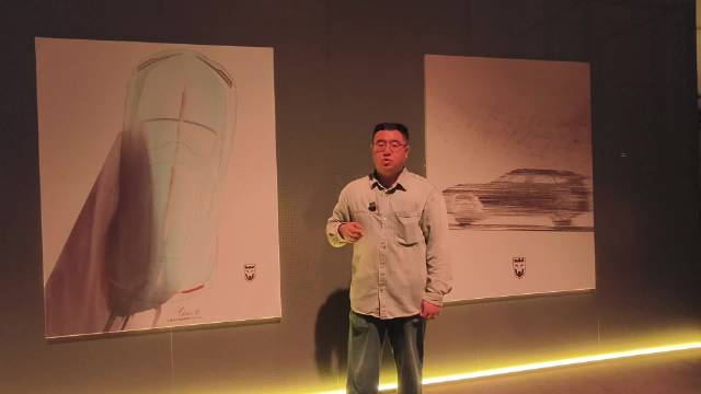 与众08预售23.99万起，标配8295P芯片与800V平台