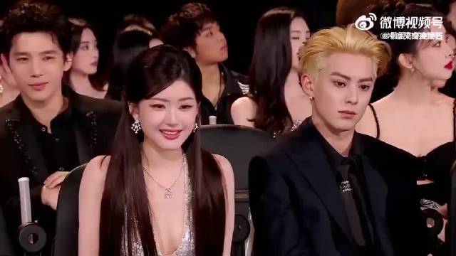 章若楠演技俏皮扶额展现甜美气质