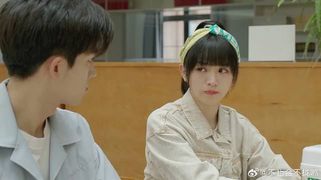 女学渣补习功课走神，学霸敲头警告，场面齁甜！