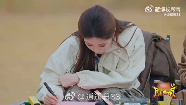 周冬雨墨镜难掩心疼，暖心安慰友人