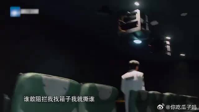 陈哲远是来锻炼身体吗？找到箱子就抱着走，笑坏摄像了