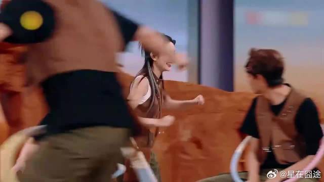 孟子义沙滩上螃蟹跑，结果还没两步就摔倒，笑不活了