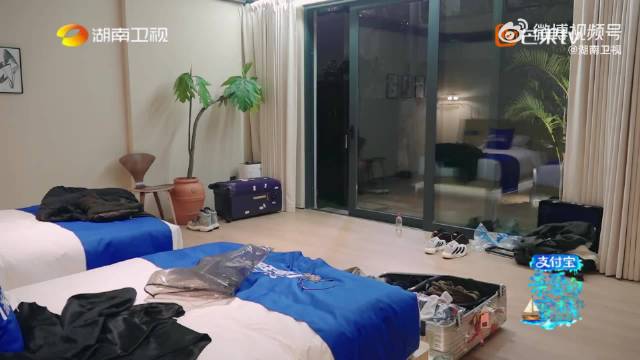 王鹤棣客栈工作一天站十几小时