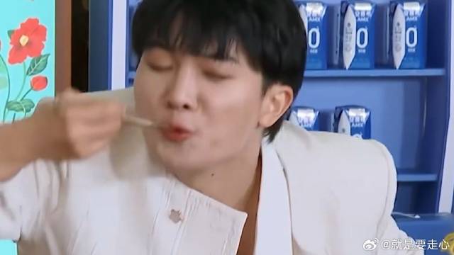 周深被要求筷子喝汤 周深高智商化解，baby：完美诠释！