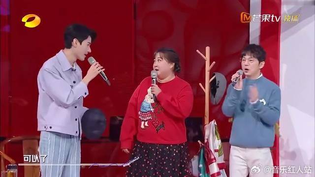 贾玲遇上龚俊，笑的站都站不稳，像极了看春晚小品的你