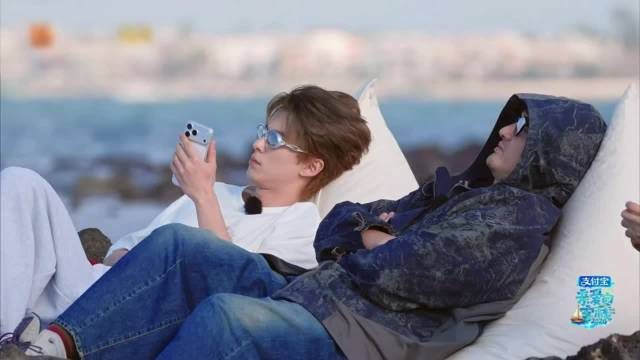 王鹤棣节目中与奶奶通话显孝心