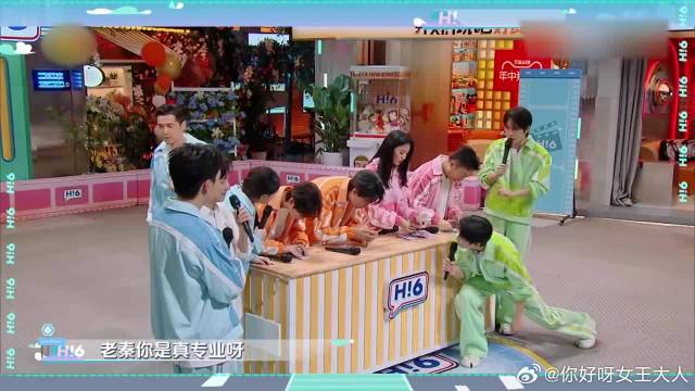 不愧是金婧，一听何炅请客立马往前凑，胡歌当场笑疯