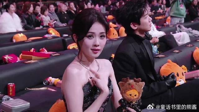 白鹿周深关系有多好？周深台上发言，台下白鹿手都快拍断了！