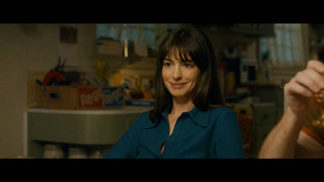 安妮·海瑟薇新片《逃出绝命街》曝预告，恐龙突袭人类小镇