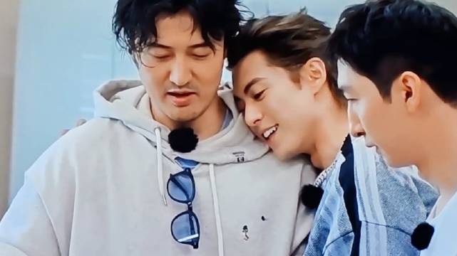 桃花坞三傻相聚！王鹤棣开心坏了，三傻一起做饭一起闹，这才是他们向往的生活