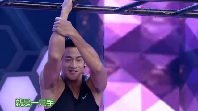 何润东曾经在快乐家族跟前好好展示了一番自己平时的健身方式