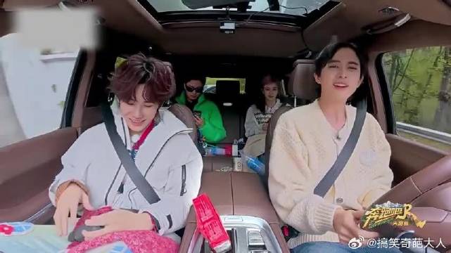 敖瑞鹏高精力E人开车，一上车全程飙高音唱歌，笑翻白鹿