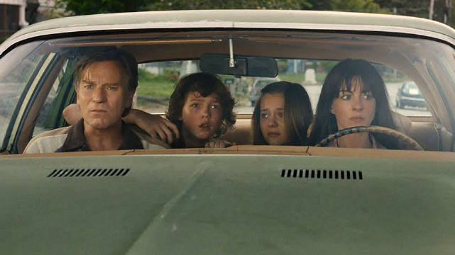 安妮·海瑟薇伊万·麦克格雷新片《橡树街末日》首曝预告，恐龙突袭1980年代小镇