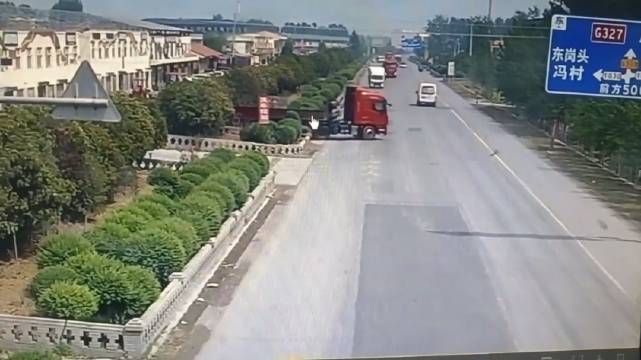 货车转弯以为对方会让，结果万万没有想到