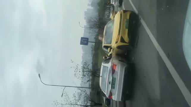 重庆街头惊险一幕！网约车与出租车狭路相逢，互不相让险酿大祸！