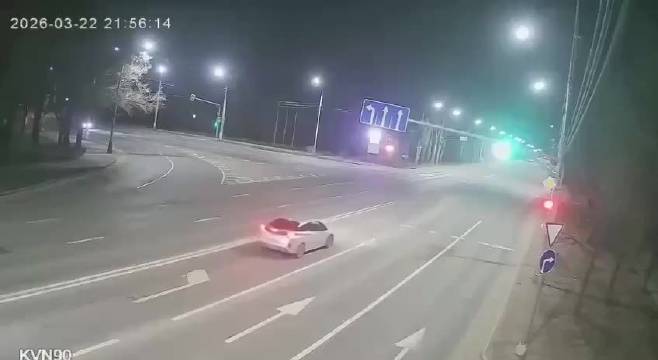 摩托追尾汽车~~~何必骑这么快呢！