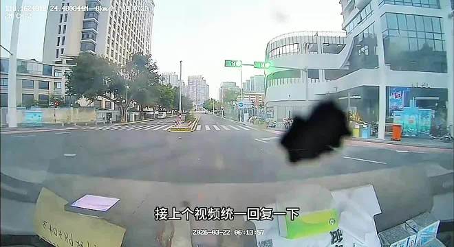 这出租车司机亏大发了，赔钱又不能开工