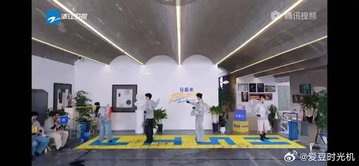 碳粉接力，李昀锐被范丞丞吹的满脸黑，小零食变成小黑炭！