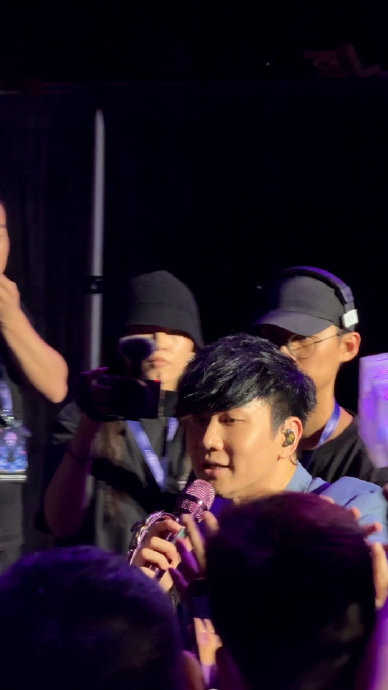 为什么林俊杰明知身体不适，还要坚持完成上百场演唱会？