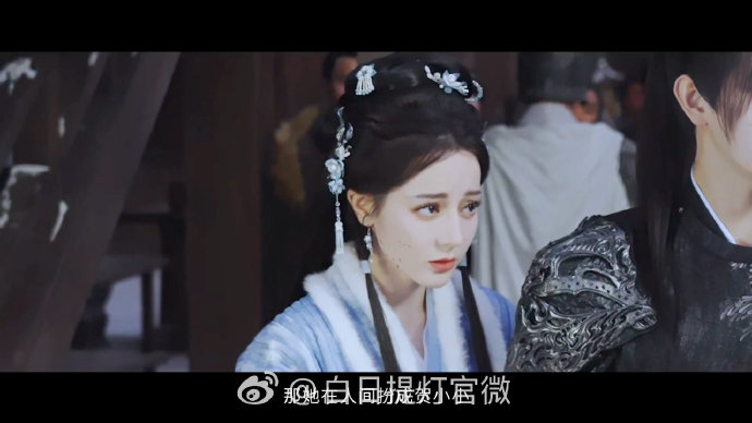 网友们是如何评价迪丽热巴在新剧《白日提灯》中的演技和角色反差的？