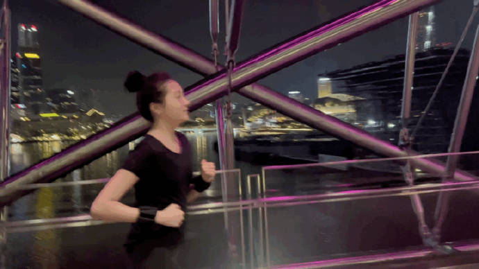 关晓彤在2026年3月27日分享的雨中打网球视频有哪些具体内容？