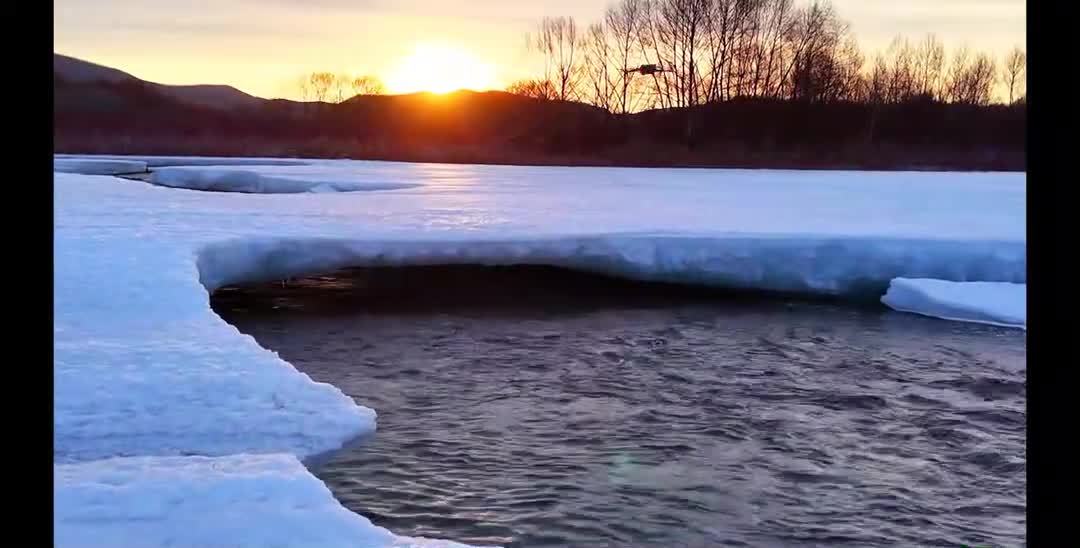 雅鲁河冬春交融现绝美画卷