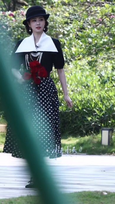 白鹿在《奔跑吧》第十四季首期录制的民国风造型具体是什么样子的？