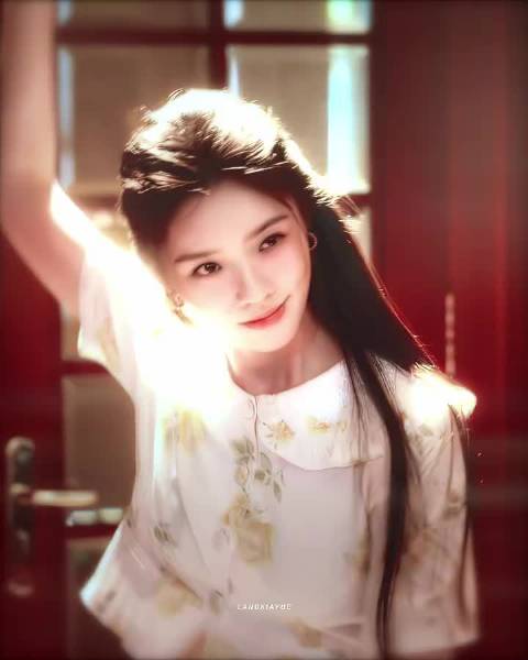 林允晒冬去春来剧组胶片照，复古滤镜尽显烟火气