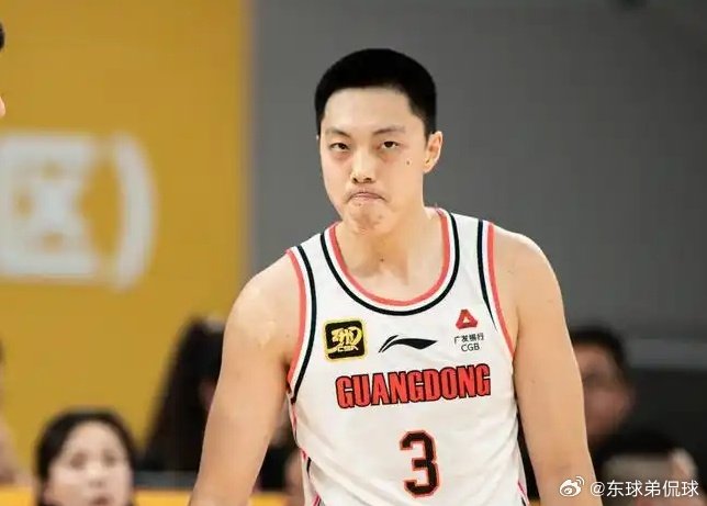 广东男篮球员胡明轩、徐杰在关键罚球上频频失手，如何提升抗压能力？