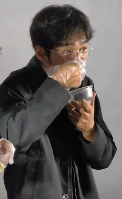 剧宣现场白宇埋头狂炫饭，观众喊“别吃了”意外引爆热搜