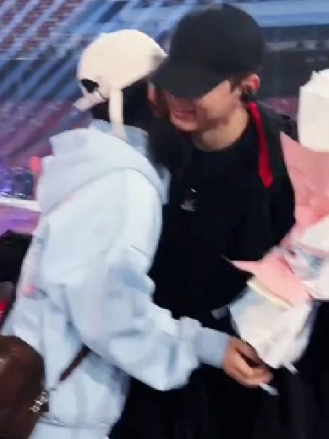 不知道啊，反正看着这个视频，嘴角止不住的上扬啊