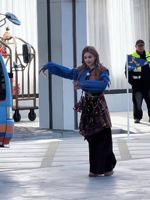 白鹿出门上班了，这妆造挺漂亮的，看起来心情不错，这不，扭着扭着就上车了