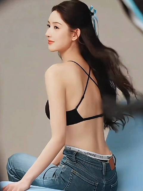 王玉雯黑色吊带配牛仔外套亮相，尽显青春时尚魅力