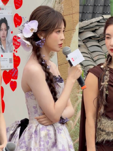 祝绪丹蝴蝶兰造型亮相乘风2025线下活动