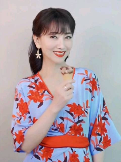 赵雅芝女士要不然控制一下你自己呢