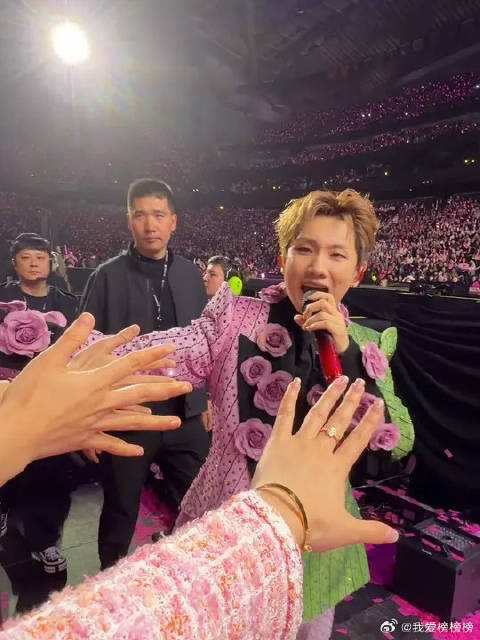 汪苏泷被粉丝抓到手引关注